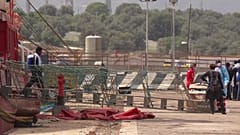 السفينة الإنقاذ الإنسانية أوشن فايكينغ في ميناء إيطالي بجزيرة صقلية.