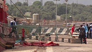 السفينة الإنقاذ الإنسانية أوشن فايكينغ في ميناء إيطالي بجزيرة صقلية.