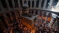 مسيحيون أرثوذكس خلال احتفال النار المقدسة في كنيسة القيامة، حيث يعتقد أن المسيح قد صلب ودفن وقام من بين الأموات، في البلدة القديمة في القدس. 