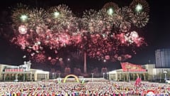 Espectacular desfile en el décimo congreso juvenil de Corea del Norte