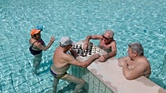 Посетители бассейна в Будапеште 1 мая 2021