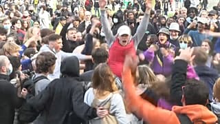 Jóvenes reunidos en un parque de Bruselas, Bélgica