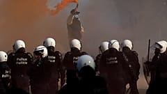Участник акции протеста против санитарных ограничений в Брюсселе