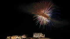 Πυροτεχνήματα πάνω από την Ακρόπολη μετά την Ανάσταση