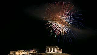 Πυροτεχνήματα πάνω από την Ακρόπολη μετά την Ανάσταση