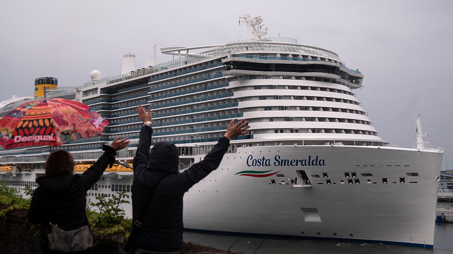 "Costa Smeralda" deixa Savona, rumo à Sicília