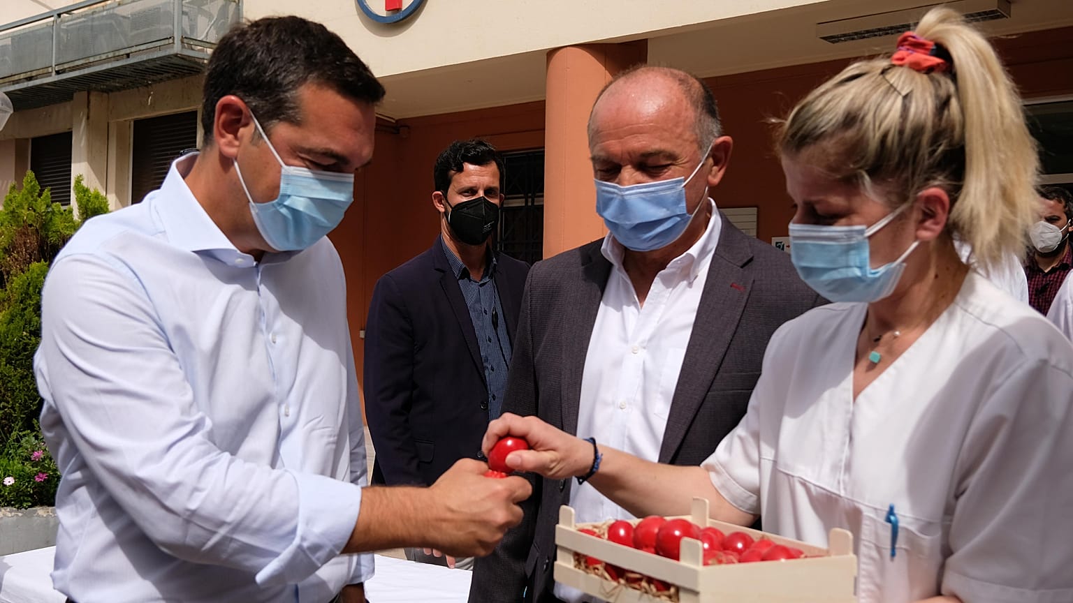 Ο Αλέξης Τσίπρας στο Λαϊκό Νοσοκομείο