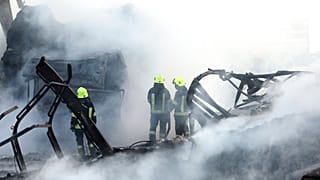 Égő tartálykocsik oltása Kabulban, 2021. május 2.
