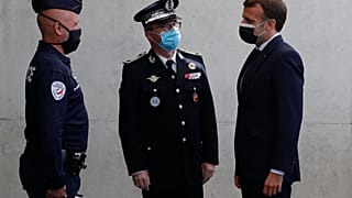 Cumhurbaşkanı Emmanuel Macron iki komutanla konuşurken