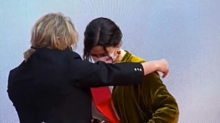 El músico Nacho Cano coloca a Díaz Ayuso la banda de su premio por 'ser tan buena presidenta'