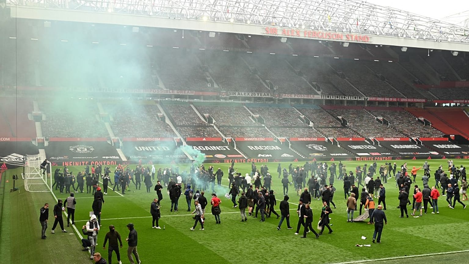 Manchester United taraftarları sahaya indi
