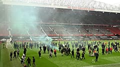 Manchester United taraftarları sahaya indi