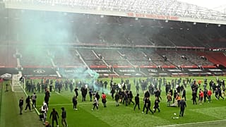 Manchester United taraftarları sahaya indi