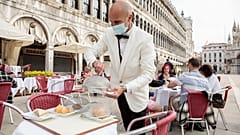 Ein Café auf dem Markusplatz in Venedig empfängt wieder Gäste