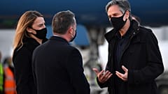 US-Außenminister Antony Blinken auf dem Rollfeld nach seiner Ankunft in London 
