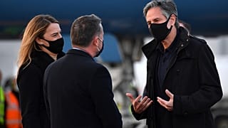 US-Außenminister Antony Blinken auf dem Rollfeld nach seiner Ankunft in London