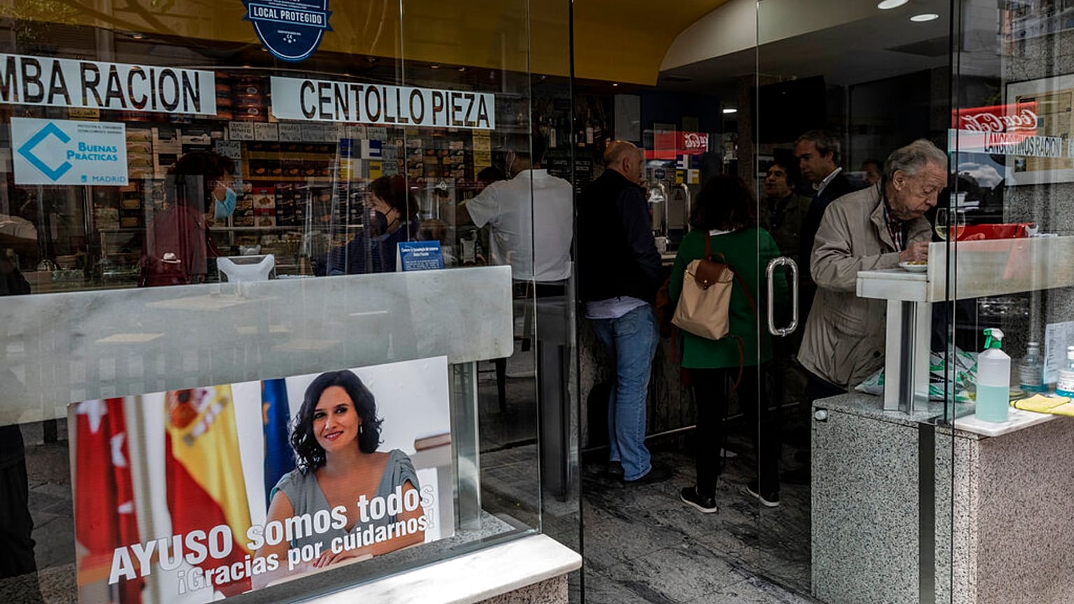 Un cartel de apoyo a Díaz Ayuso en un bar de Madrid