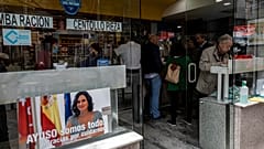 Un cartel de apoyo a Díaz Ayuso en un bar de Madrid
