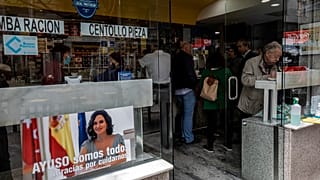 Un cartel de apoyo a Díaz Ayuso en un bar de Madrid
