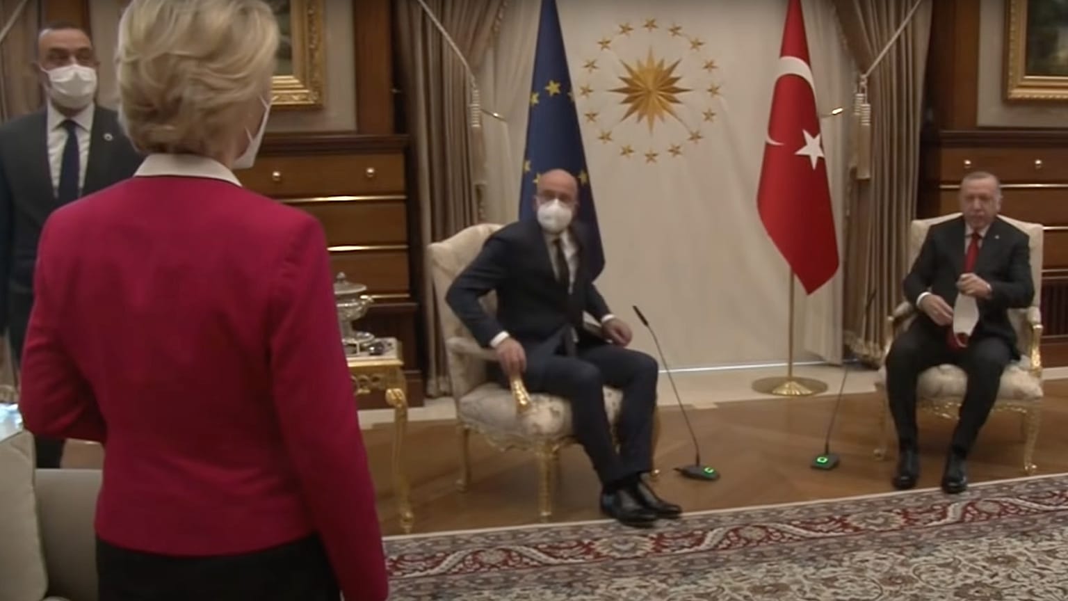 A férfiak ülnek, a nő áll
