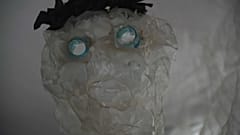 Jean Scuderi macht Kunst aus Plastikmüll