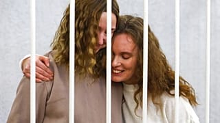 Las periodistas Ekaterina Bakhvalova, a la derecha, y Daria Chultsova, juzgadas este año en Bielorrusia tras cubrir una protesta contra Lukashenko