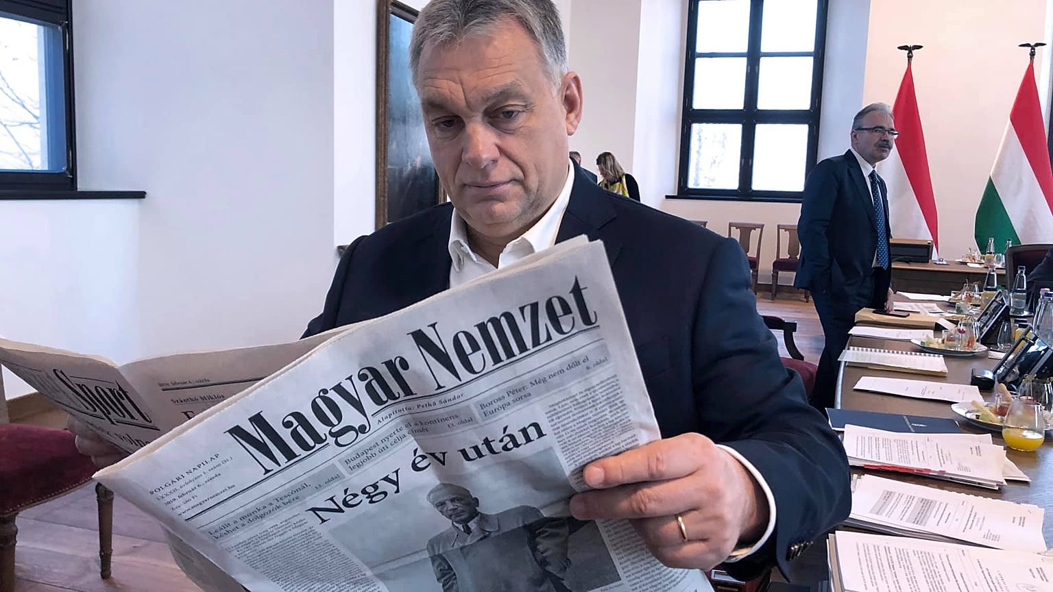 Orbán Viktor magyar miniszterelnök egy Magyar Nemzettel a kezében 2019-ben a lap újraindulásakor