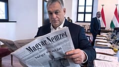 Orbán Viktor magyar miniszterelnök egy Magyar Nemzettel a kezében 2019-ben a lap újraindulásakor