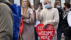 Menschen während einer Demo gegen die Verschärfung des Einwanderungsgesetzes, 21.04.2021