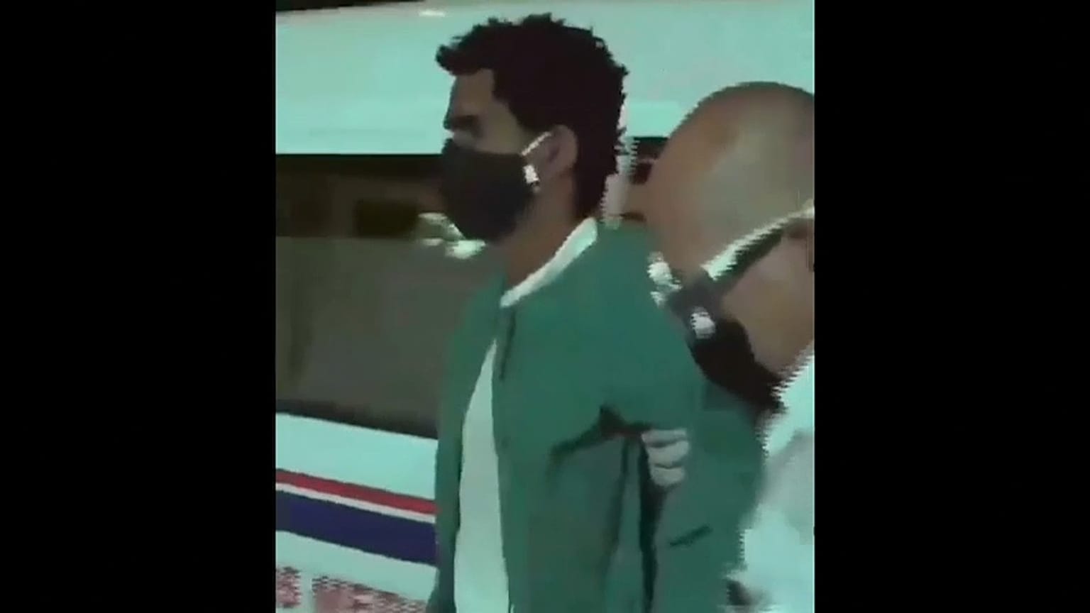 Momento en que el artista disidente cubano Luis Manuel Otero Alcántara desciende de la ambulancia para ingresar en un hospital de La Habana.