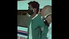 Momento en que el artista disidente cubano Luis Manuel Otero Alcántara desciende de la ambulancia para ingresar en un hospital de La Habana.