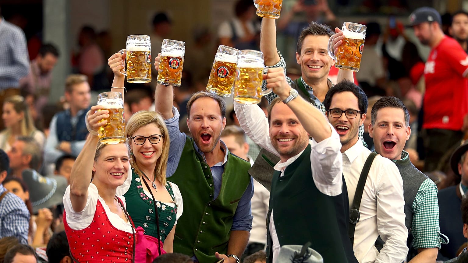 Feiernde Menschen auf dem Oktoberfest 2019