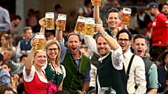 Feiernde Menschen auf dem Oktoberfest 2019