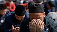Tacik-Kırgız su ihtilafında hayatını kaybedenler için dua eden bir Kırgız