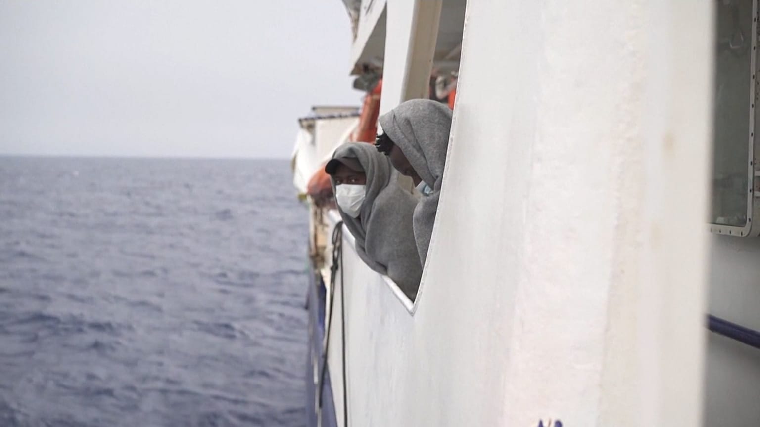 Menekültek partra szállását sürgeti a Sea-Watch 