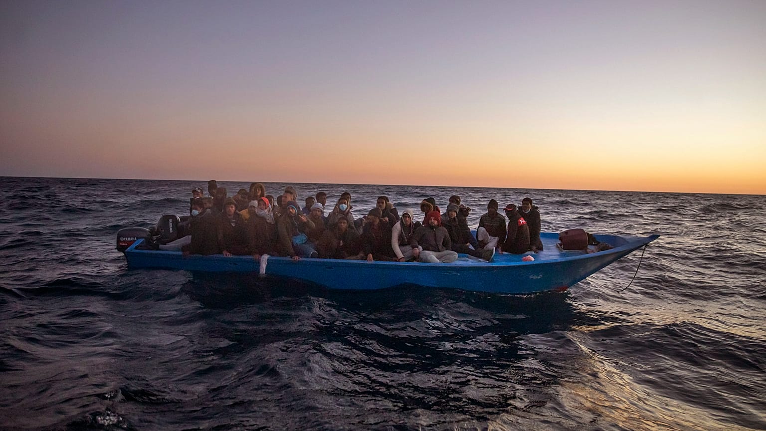 مهاجرون أفارقة ينتظرون المساعدة في عرض البحر المتوسط على بعد نحو 122 ميلا من السواحل الليبية. 2021/02/12
