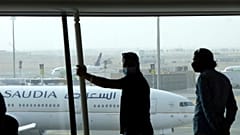 فرودگاهی در عربستان سعودی و مسافران منتظر