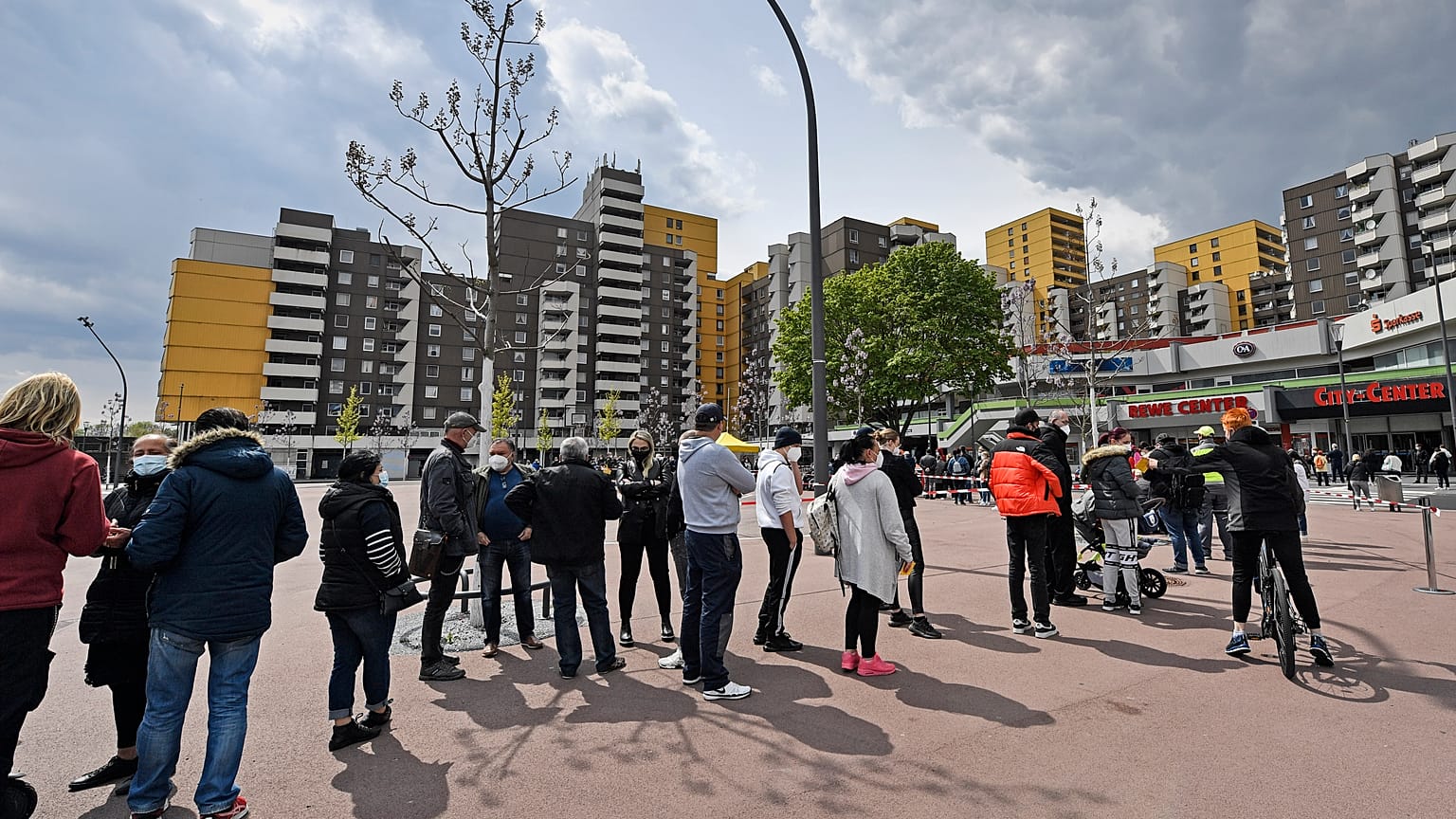 Menschen stehen Schlange für das Impfangebot der mobilen Teams in Köln Chorweiler
