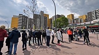 Menschen stehen Schlange für das Impfangebot der mobilen Teams in Köln Chorweiler