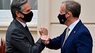 Il ministro degli Esteri britannico Dominic Raab accoglie il segretario di Stato americano Antony Blinken 