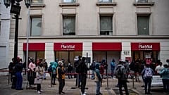 Decenas de personas aguardan frente a una oficina de una administradora de fondos para retirar el 10% permitido.