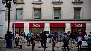 Decenas de personas aguardan frente a una oficina de una administradora de fondos para retirar el 10% permitido.
