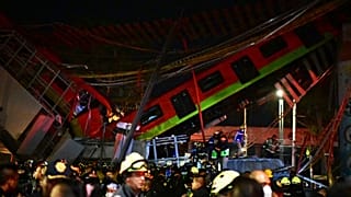 La rame du métro s'est brisée en deux en s'écrasant sur une avenue du sud de Mexico, le 4 mai 2021