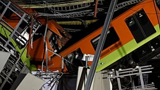 Összetört metrókocsik a mexikóvárosi 12-es vonalon történt baleset után 2021. május 4-én