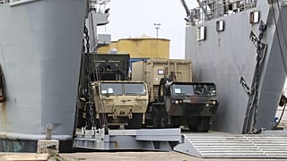 Defender Europe 21 tatbikatında kullanılmak üzere Arnavutluk'a getirilen ABD ordusu askeri araçları.