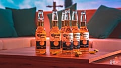 Бутылки пива "Corona".
