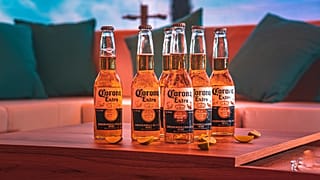 Бутылки пива "Corona".