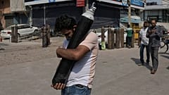 رجل يحمل اسطوانة أكسيجين ليملأها فيما مصابون بكوفيدـ19 ينتظرون في طابور في نيودلهي. 2021/05/03