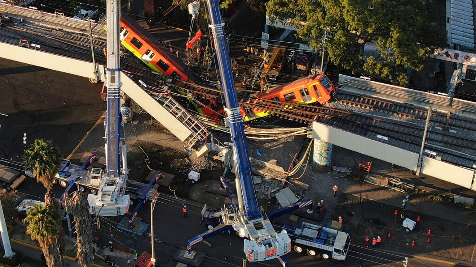 Mexico City'de metro hüst geçidi yolun üzerine çöktü