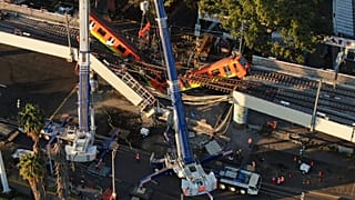 Mexico City'de metro hüst geçidi yolun üzerine çöktü